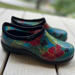 Sloggers waterproof floral garden shoes, Sz 6. Preowned. Made in USA.